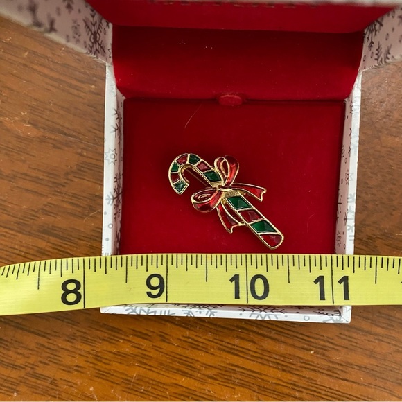 Beautiful Holiday brooch. Candy cane. New condition. Box included. - Picture 5 of 5